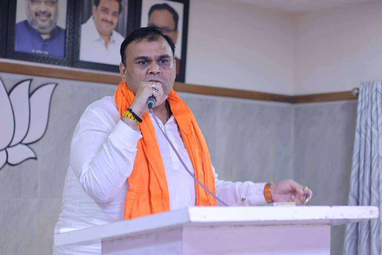 તા.૦૬-૦૬-૨૦૨૫ ના રોજ સંકલ્પથી સિદ્ધિ સુધી મોદી સરકારના ૧૧ વર્ષની બારડોલી નગર ભાજપની કાર્યશાળામાં સુરત જીલ્લા ભાજપાના મહામંત્રી શ્રી જીગરભાઈ નાયક અને આ કાર્યક્રમના જિલ્લાના સહ સંયોજકશ્રીઓ કમલેશભાઈ પટેલ, મોહનભાઈ આહીર, જયેશભાઈ પટેલ તેમજ બારડોલી નગરની સંગઠનની ટીમ, ચૂંટાયેલા નગરપાલિકાના સભ્યશ્રીઓ, શક્તિ કેન્દ્રના સંયોજકશ્રીઓ તેમજ કાર્યકર્તા ઉપસ્થિત રહ્યા.